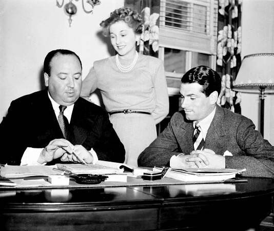 REBECCA, from left: director Alfred Hitchcock, Joan Fontaine, Laurence Olivier, on set, 1940