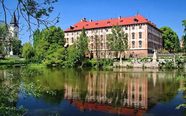 Zámek v Libochovicích je zavřený, pracují v něm filmaři. Park se zahradou zůstávají otevřené, takže výlet není vyloučen - Noviny Zblízka
