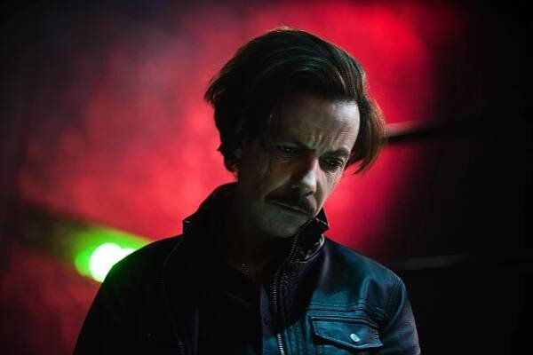 Powers - F@#K the Big Chiller - Z filmu - Noah Taylor