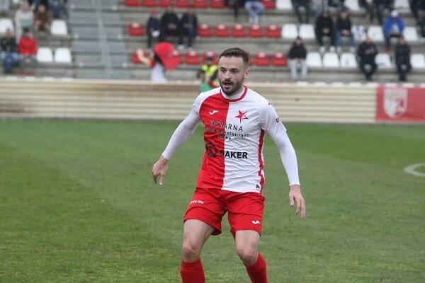 Fotbalisté Kroměříže (červenobílé dresy) ve 21. kole MSFL deklasovali Zlín B 5:0.