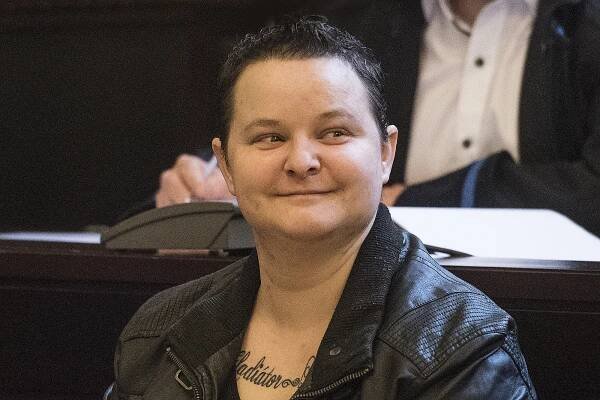 Policisté, kteří zasahovali v kavárně proti vražedkyni ze Smíchova, jsou vinni, rozhodl soud