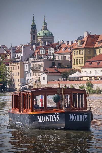 Prohlídka Prahy s průvodcem (autobusem, pěšky, lodí) s občerstvením a muzeem v ceně - Prague Bus Tours