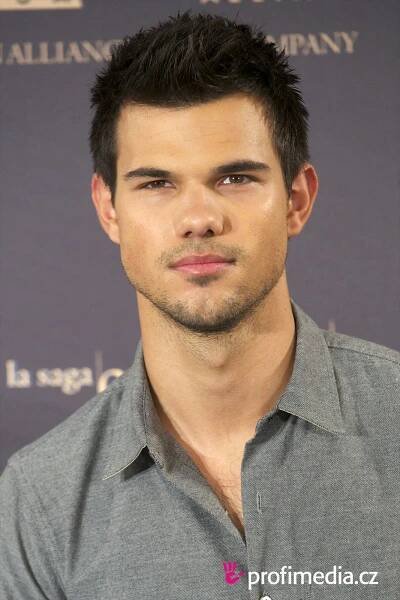 Taylor Lautner - celebrity účes - HappyHair