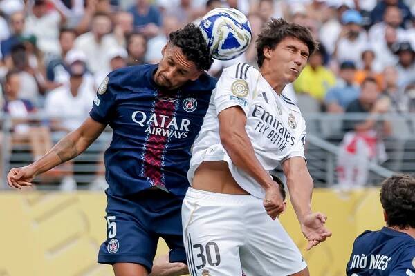 Marquinhos y Gonzalo disputan un balón durante el PSG-Real Madrid