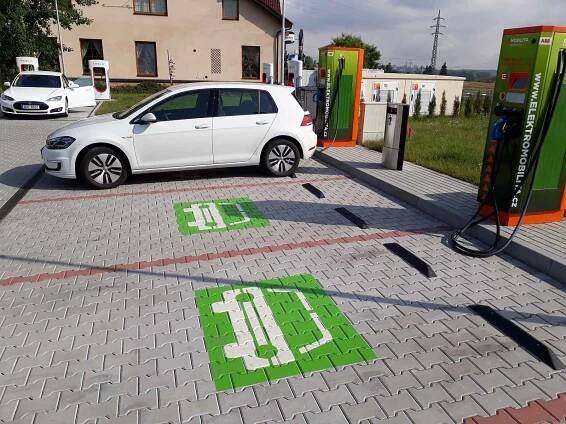Elektromobil Volkswagen e-Golf, dobíjecí stanice ve Vestci