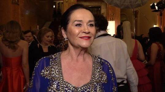 Žádná drahá róba: Hana Gregorová si na ples, kam vyrazila s mladým přítelem, vzala šaty z vietnamské tržnice. Co na ně říkáte? - Super.cz