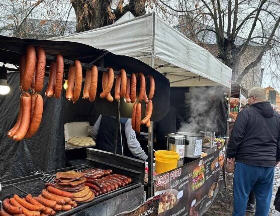 Trhy na Českobratrském náměstí v Mladé Boleslavi 8. prosince 2024.