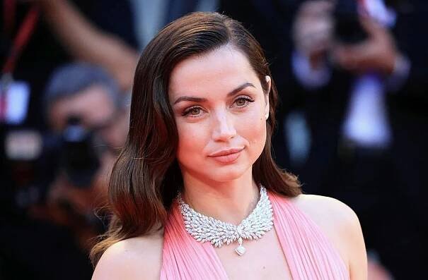 Ana de Armas jako královna Hollywoodu: Na premiéře Blondýnky v šatech od Vuittona doslova zářila