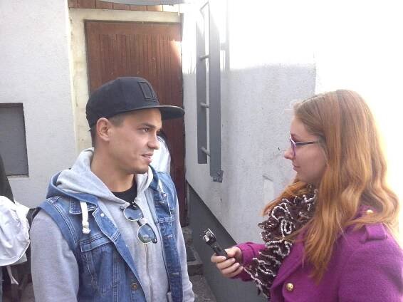 Po prednáške sa Michal Nemtuda, Johny Mečoch a Osťo vonku ešte rozprávali so študentmi. Foto autor