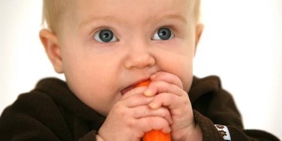 První skutečné kousky jídla: Od kdy učit prcka žvýkat?