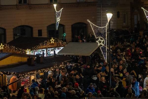 Obrazem: Stromeček svítí, vánoční trhy začaly - OLOMOUC.CZ
