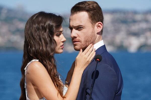 Láska klepe na dveře - Epizoda 1 - Z filmu - Hande Erçel, Kerem Bürsin