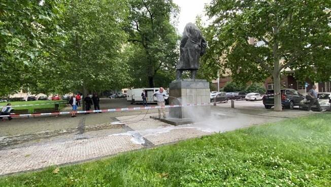 „Churchill byl rasista.“ Vandal počmáral jeho sochu v Praze 3, stejně jako demonstranti v Londýně