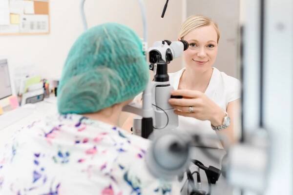 Mikroimplantáty, biologická léčba, AI či operace 2v1 aneb trendy a novinky v oftalmologii - neverdie.cz