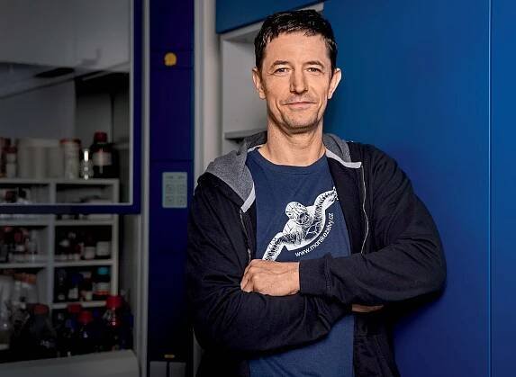 Toxické chemikálie už má v krvi skoro každý, přesto se dál vyrábějí, říká vědec