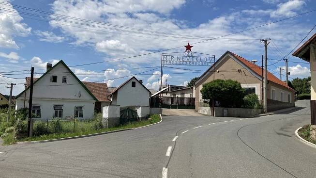 Fotografie - JZD Mír Neveklov, středisko Křečovice | z filmu Vesničko má, středisková - 26.06.2021