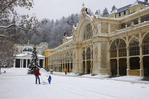 Mariánské Lázně: Unikátní prameny, římské spa a lyžování u kolonády