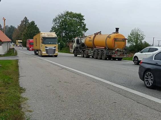Za Brodem zdrží řidiče opět kolony. U Květnova staví stěnu proti hluku