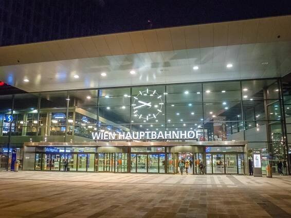 Wien Hauptbahnhof bei Nacht