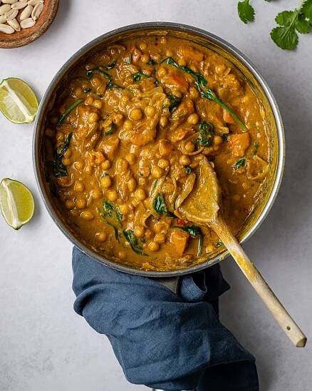 Chickpeas with spinach in a satay curry sauce