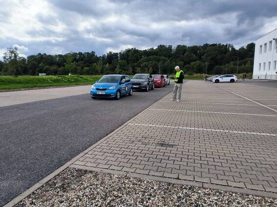 Kdo brzdí, prohrává. Reportáž ze soutěže, kde se otevírají dveře a mlží okna