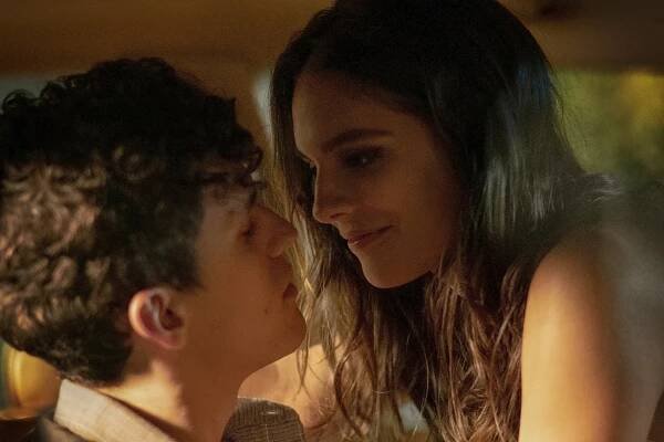 Sny o Manhattanu - Absolventi - Z filmu - Sam Vartholomeos, Caitlin Stasey