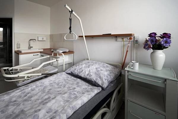 Porodnice Mělník. Nemocnice s poliklinikou Mělník, Gynekologicko-porodnické oddělení: Nadstandardní jednolůžko pro maminky v porodnici.