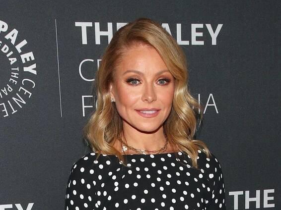 While Filming at Home, Kelly Ripa Uses Daughter's Self-Tanner As Makeup