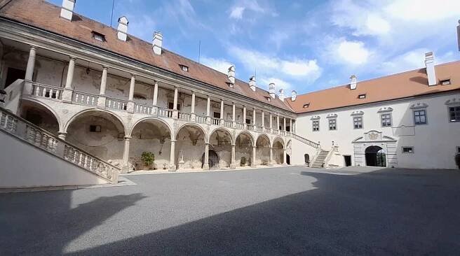VIDEO: Zámek Uherčice láká na opravené komnaty i koncerty v banketním sále