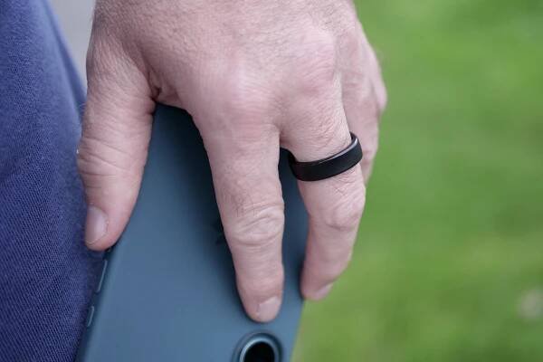 A person wearing the RingConn Gen 2 smart ring.