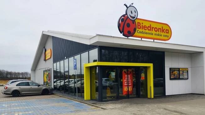 Máslo za 26 a kilo kýty za 57 Kč, tak Češi nakupují v Polsku. Řetězec Biedronka bohatne
