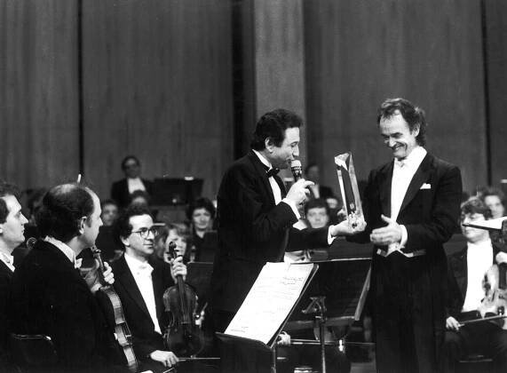 Trophée Lumière remis par Michel Drucker à Jean-Claude Casadesus et l’Orchestre National de Lille en 1990