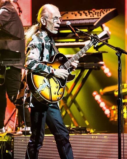 Steve Howe live