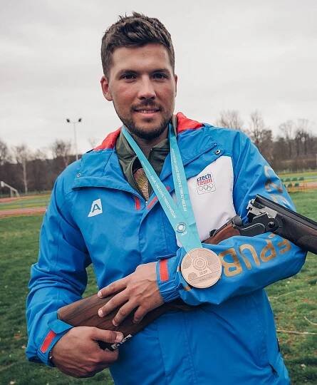 Snad ten knír rituálně oholím někde na pódiu, přeje si brokový střelec Tomeček