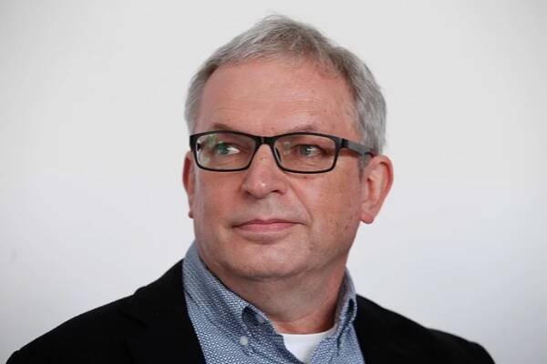 FOTO: David Smoljak býval scénáristou a dramaturgem, nyní je senátorem. – stránka 4