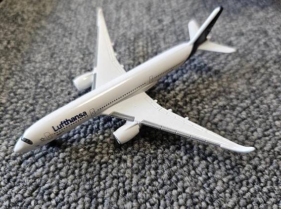 HRAČKA LETADLA AIRBUS A350 LUFTHANSA