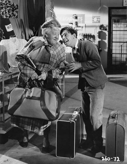 Trouble in Store - Z filmu - Margaret Rutherford, Norman Wisdom