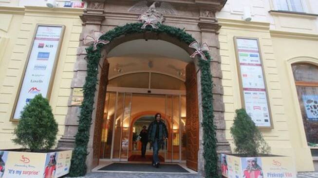 Nájemcem Slovanského domu je ruský oligarcha s vazbou na Putina. Smlouvu s Prahou má na 77 let – eXtra.cz