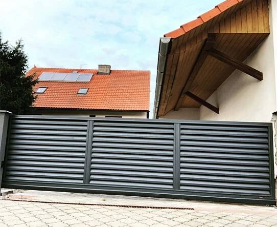 Vjezdové hliníkové brány - Posuvné brány | Tech-morava.cz
