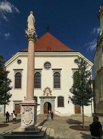 Soubor:Bratislava Františkánské náměstí jezuitský kostel 2.jpg – Wikipedie