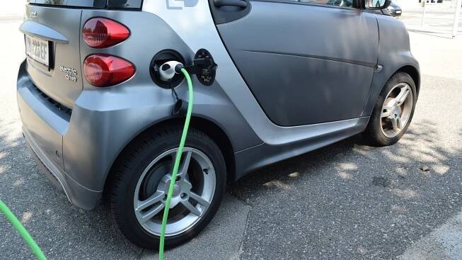 ČEZ postaví na pumpách Benzina desítky stojanů pro elektromobily