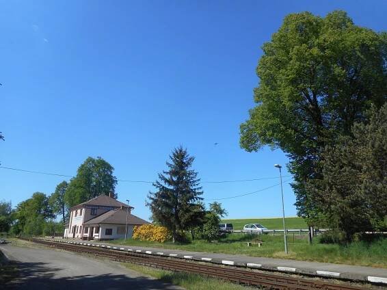 Fotografie - Železniční zastávka Karlovice-Sedmihorky. - 06.05.2018