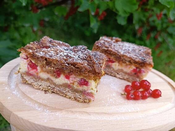 Koláč s mascarpone, rybízem a drobenkou - The Pelikans
