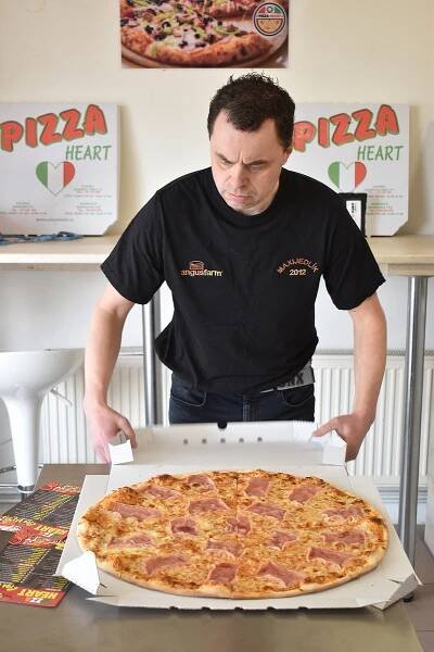 VIDEO: Maxijedlík Němec slupl v Boskovicích půlmetrovou pizzu za devět minut