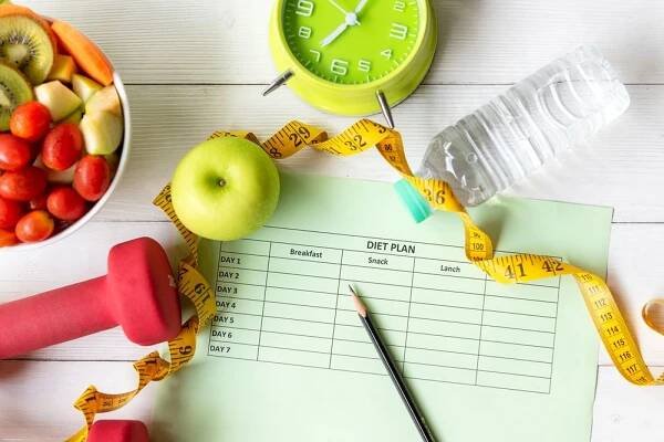 Dietní zdravotní plán. Spustit plánování cvičení. Sportovní cvičení cvičení a tělocvična s výživou čerstvý salát a zelené jablko pro fitness styl. Zdravý životní styl koncepce, horní pohled — Stock obrázek