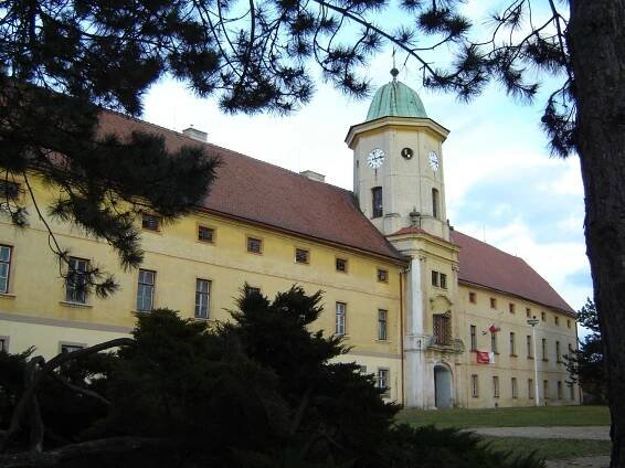 Mořice - Zámek Paulánů