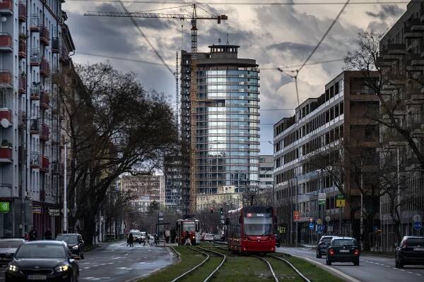 Rekonštrukcia Kaliňákovej Kukurice napreduje aj vďaka prácam v noci, projekt nového sídla obrany preveruje ÚVO