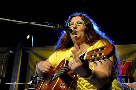 Písničkářka Dáša Vokatá na festivalu Trutnoff v roce 2014