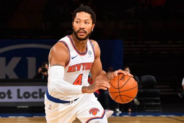 Derrick Rose #4 of the New York Knicks drives to the basket