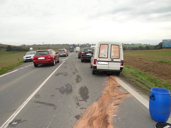 Nehoda čtyř automobilů u Velké Polomi se obešla bez zranění, hasiči zasypali únik kapalin | POŽÁRY.cz - ohnisko žhavých